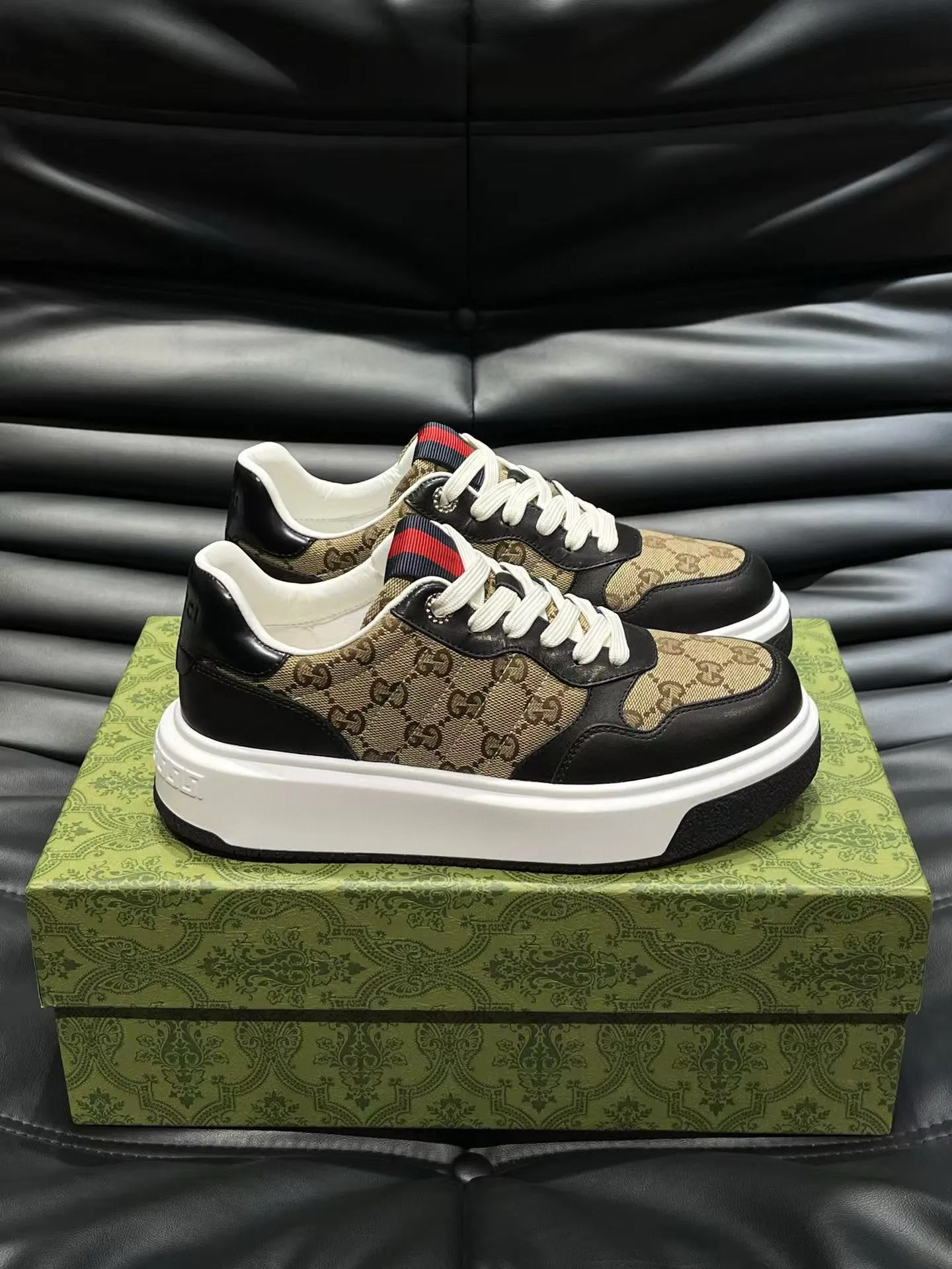 Factory price: 460💰Gucci new men's shoes GUCCI [Lightning] latest shoes are shipped. Original quality, fashionable, special materials, sheepskin lining, new packaging. The foot feels super comfortable and the workmanship is impeccable. Size: 38-44, customized 45